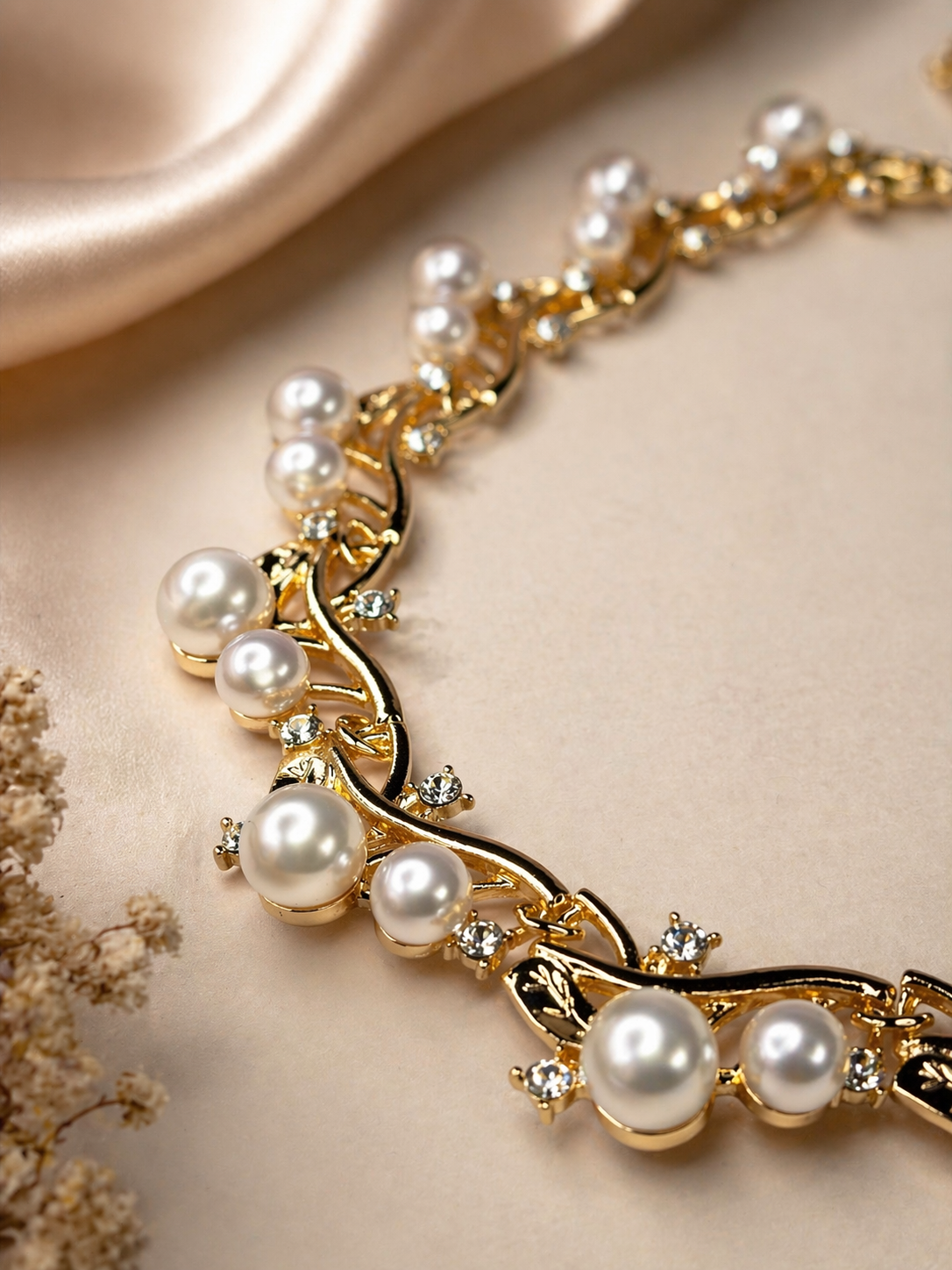 Pearl Elegance Necklace – Gold Floral Luxury Design